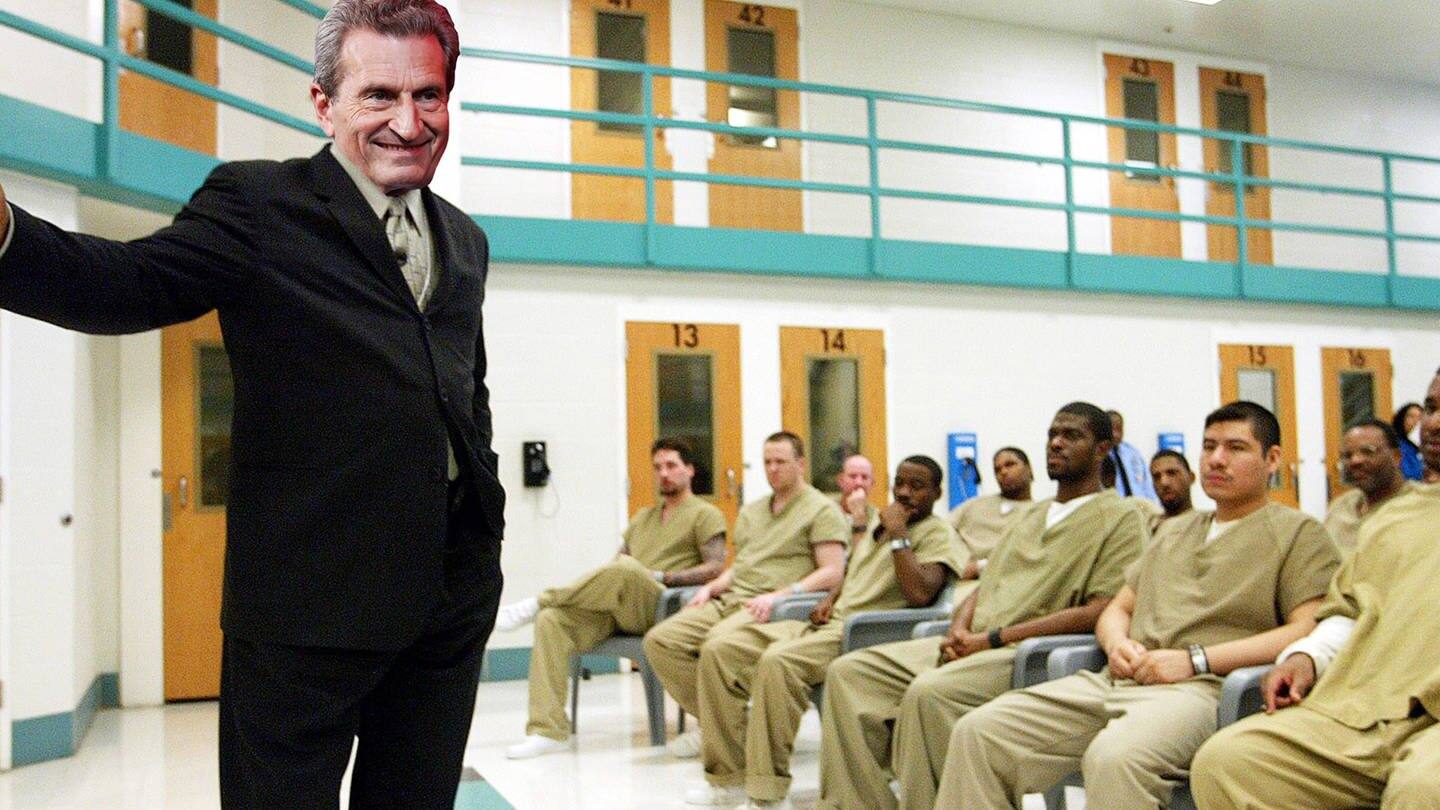 Günther Oettinger hält Rede im Gefängnis (Foto: IMAGO, Future Image / UPI Photo)
