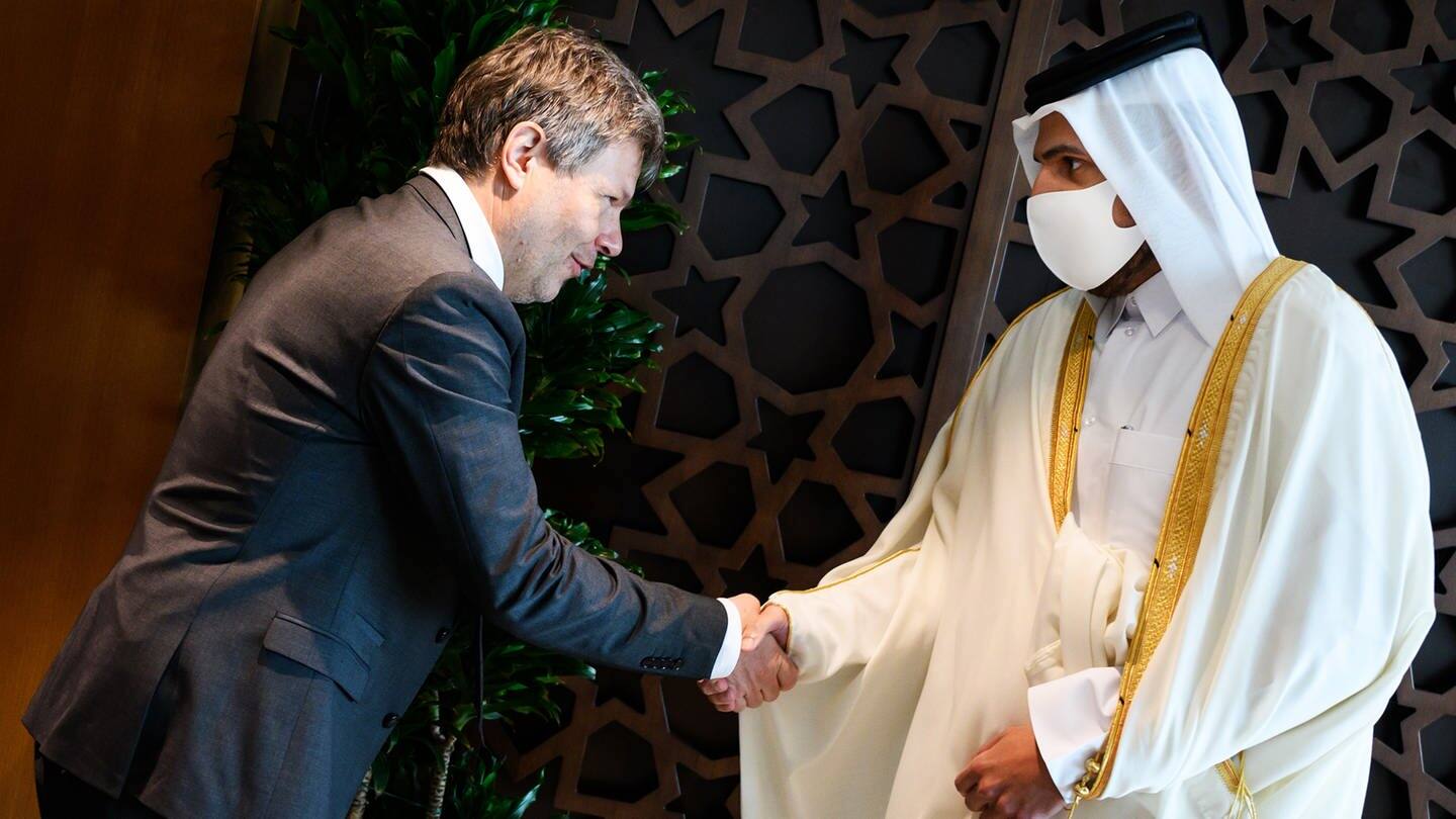 Robert Habeck reicht Scheich in Katar die Hand (Foto: picture-alliance / Reportdienste, Bernd von Jutrczenka)