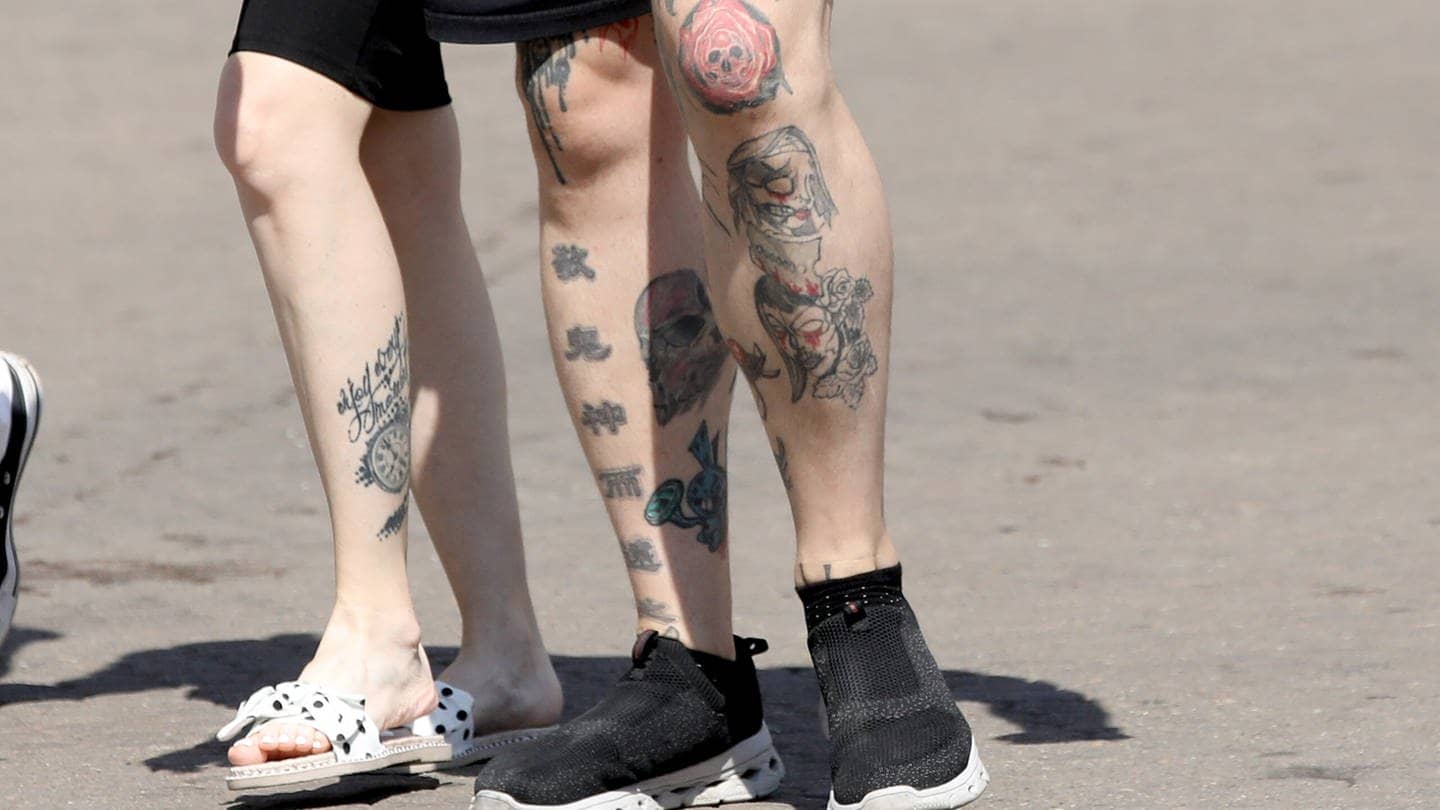 Menschen mit Tattoos stehen auf der Straße (Foto: Patrik Macek)