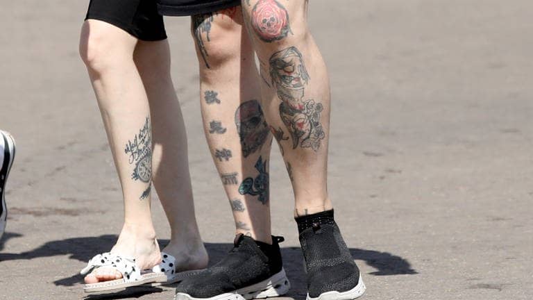 Menschen mit Tattoos stehen auf der Straße (Foto: picture-alliance / Reportdienste, Patrik Macek)