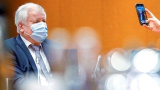 Seehofer mit Corona im Home-Office