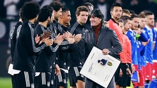 Löw wird im Spalier von Nationalmannschaft verabschiedet