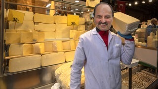 Lafer kümmert sich um den Halloumi-Käseberg