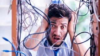 Mann versucht Kabel zu reparieren