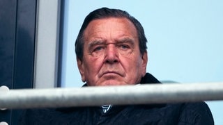 Gerhard Schröder blickt schlecht gelaunt