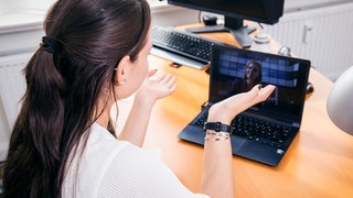 Frau spricht über Videoschalte