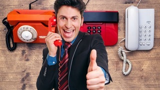 Mann macht Werbung für Telefone mit Kabel