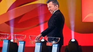 Lothar Matthäus an den Lostöpfen