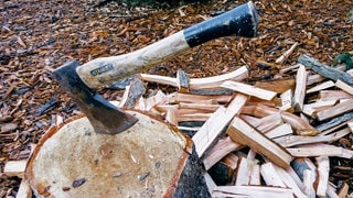 Brennholz wird gespalten