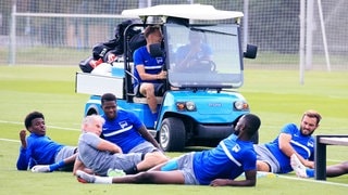 Hertha Spieler ruhen sich auf Trainingsplatz aus