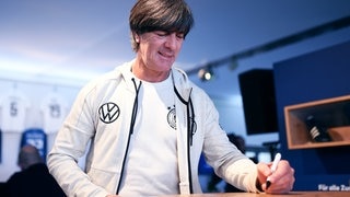 Joachim Löw unterschreibt mit verzerrtem Lächeln