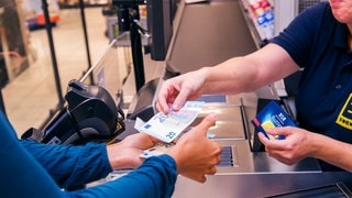 Wechselgeld für Butter an Supermarktkasse
