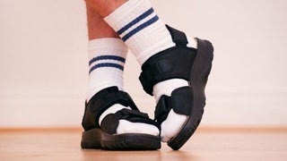 typisch deutsch: Sandalen in Socken