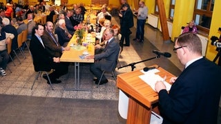 Bürgermeister hält Rede vor Gemeinde