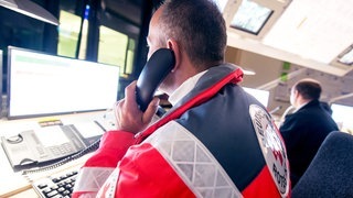 Mitarbeiter in der Notrufzentrale am Telefon