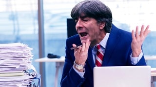 Joachim Löw schreit am Schreibtisch ins Telefon