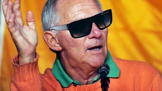 Wolfgang Schäuble mit Sonnenbrille im Pullover