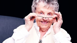 Eine ältere Dame schaut in die Kamera (Foto: picture-alliance / Reportdienste, Robert Przybysz) Eine ältere Dame schaut in die Kamera
