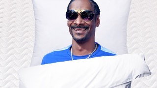 Snoop Dogg liegt im Bett