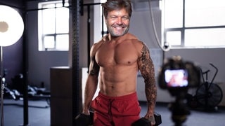 Robert Habeck posiert vor der Kamera