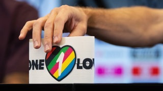 One Love-Binde wird gezeigt
