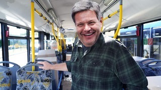 Habeck steht im Bus