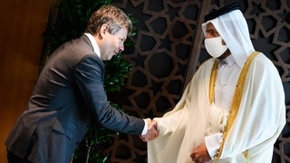 Robert Habeck reicht Scheich in Katar die Hand