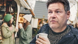 Robert Habeck trinkt Glühwein auf dem Weihnachtsmarkt