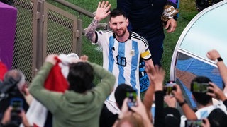 Messi jubelt zu Fans