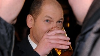 Olaf Scholz auf Brauereibesichtigung