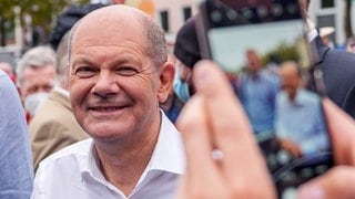 Scholz posiert vor einer Handykamera