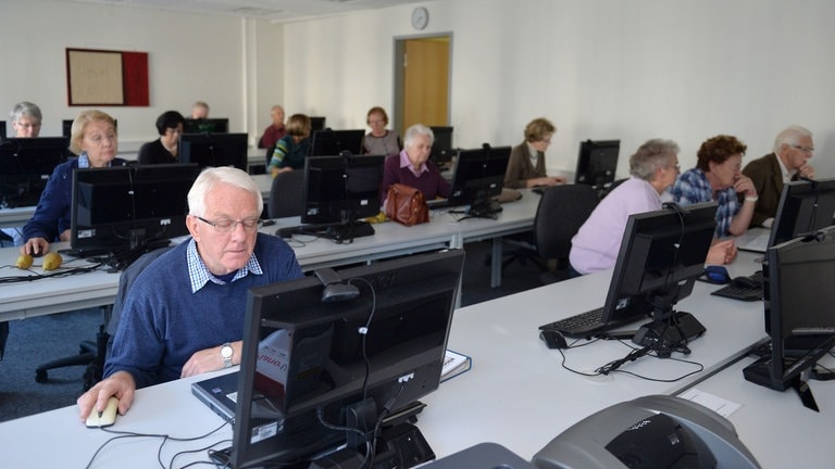 Senioren und Seniorinnen sitzen in einem Raum mit Computern (Foto: picture-alliance / Reportdienste, Carmen Jaspersen)