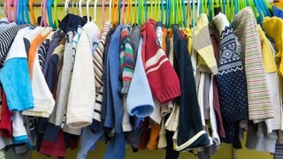 Kinderkleidung hängt an einer Stange