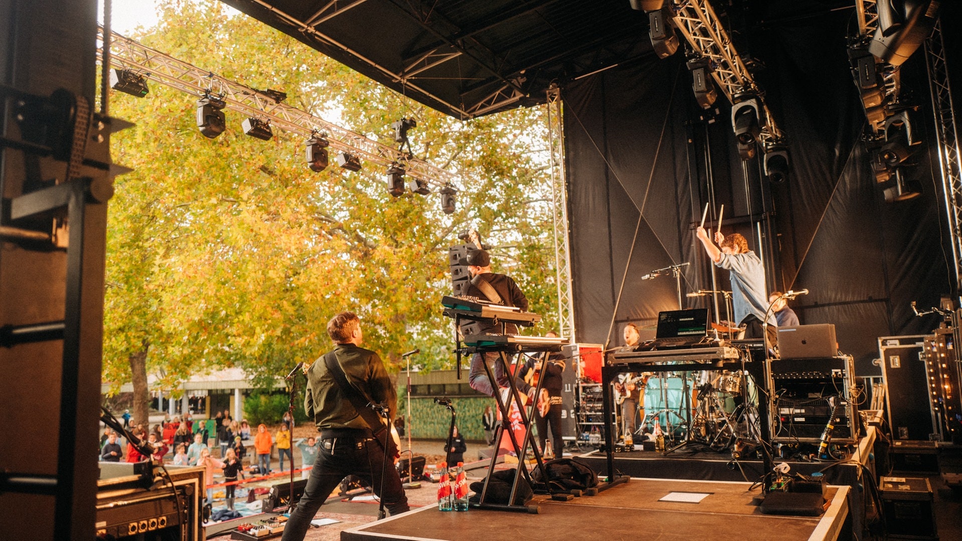 Revolverheld beim Schulhofkonzert in Worms (Foto: SWR3, Niko Neithardt)