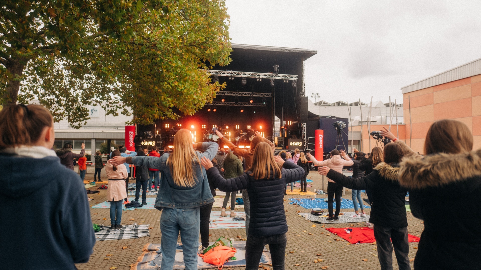 Revolverheld beim Schulhofkonzert in Worms (Foto: SWR3, Niko Neithardt)