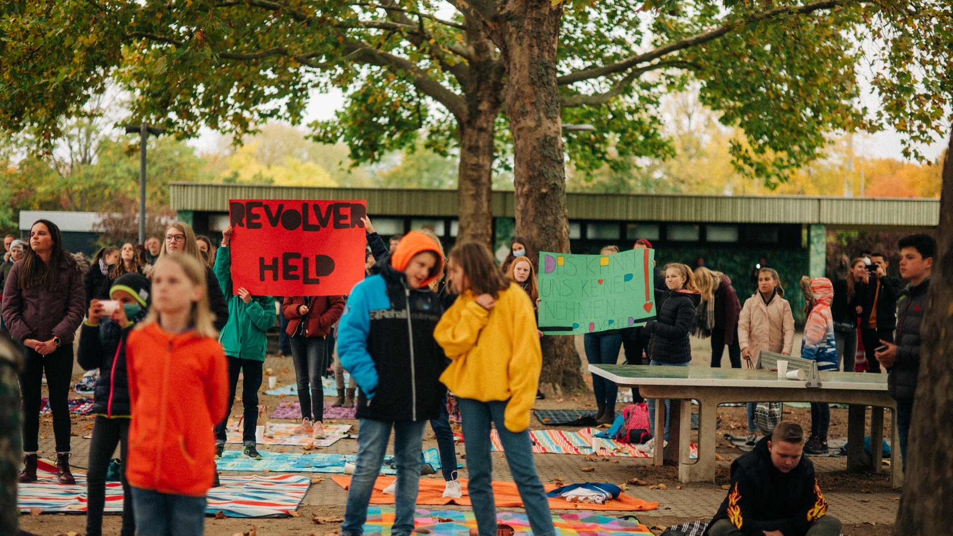 Revolverheld beim Schulhofkonzert in Worms (Foto: SWR3, Niko Neithardt)