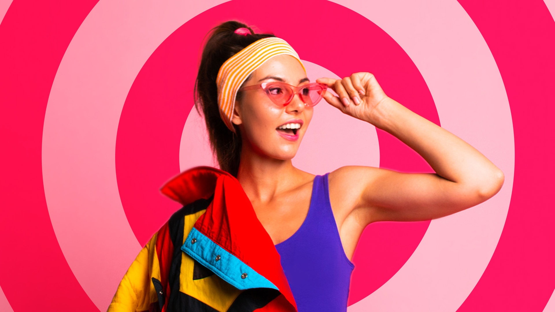Frau im 90er-Style mit Leggings und Jogger-Jacke (Foto: Adobe Stock/ClaudiK)