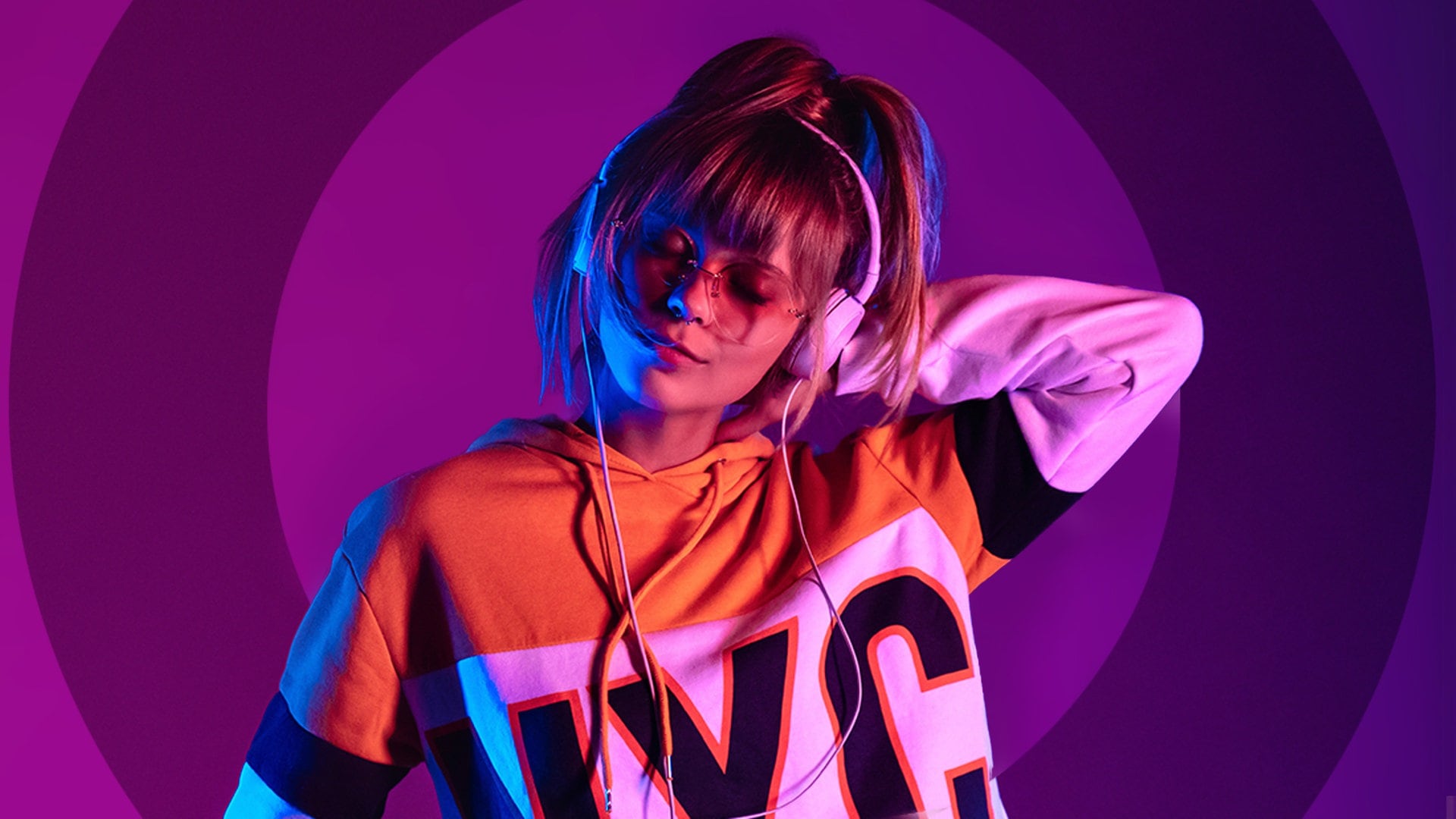 Junge Frau hört mit Kopfhörern Musik (Foto: Adobe Stock/ insta_photos)