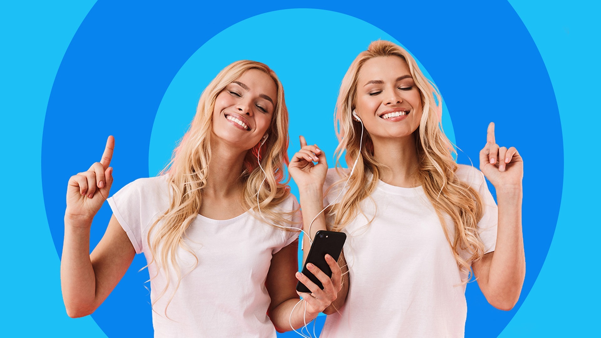 Zwei blonde Zwillinge hören Musik (Foto: Adobe Stock/Drobot Dean)