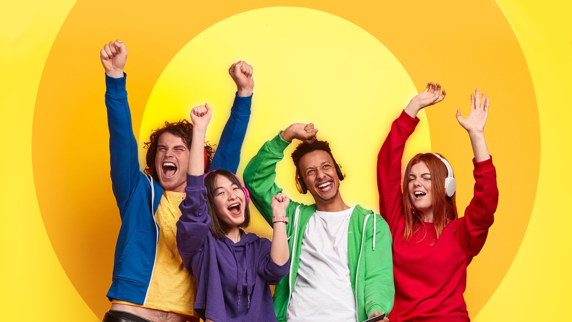 Junge Menschen unterschiedlicher Nationalität feiern und singen (Foto: Adobe Stock/ kegfire)