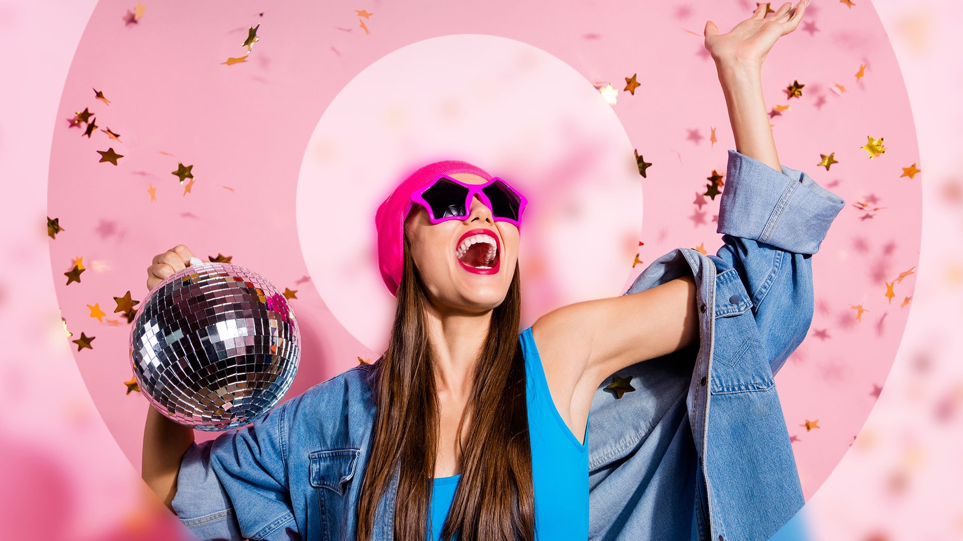 Junge Frau mit Discokugel und Party-Outfit (Foto: Adobe Stockk/deagreez)