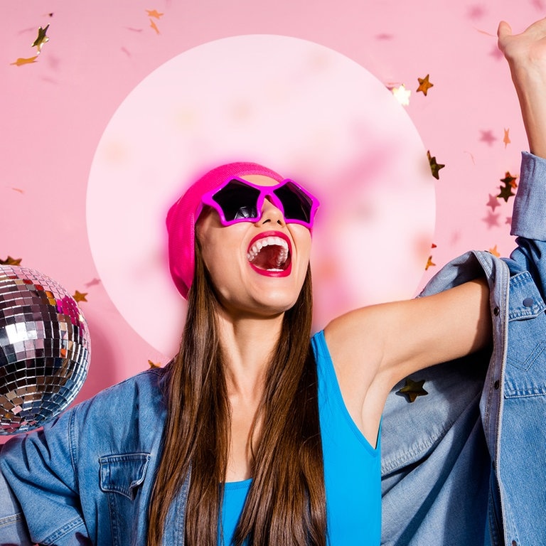 Junge Frau mit Discokugel und Party-Outfit (Foto: Adobe Stockk/deagreez)