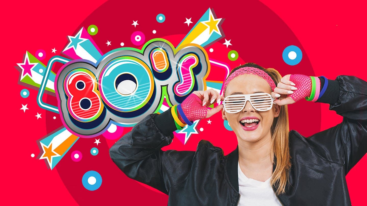 Junge Frau feiert 80er-Party (Foto: Adobe Stock / LogoStockimages)