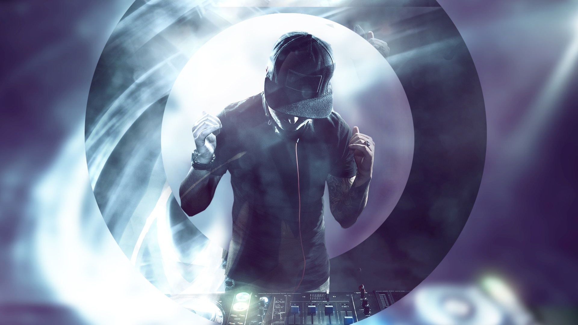 DJ am Plattenteller (Foto: Adobe Stock/lassedesignen)