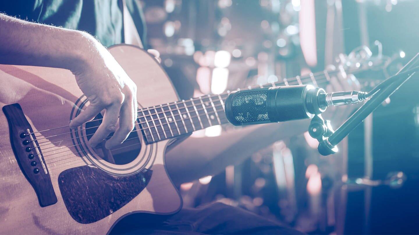 Akustik-Gitarre und Mikrofon (Foto: Adobe Stock/puhime)