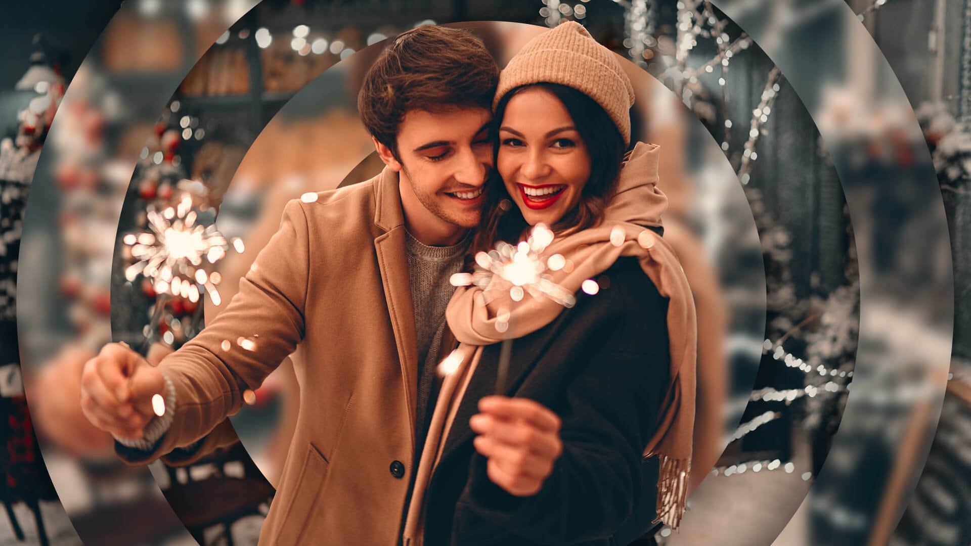 Paar feiert Silvester mit Wunderkerzen (Foto: Adobe Stock / Vasyl)