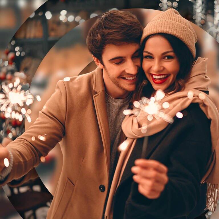 Paar feiert Silvester mit Wunderkerzen (Foto: Adobe Stock / Vasyl)