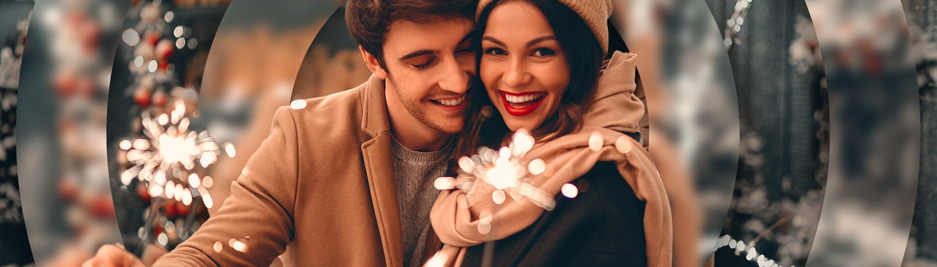 Paar feiert Silvester mit Wunderkerzen (Foto: Adobe Stock / Vasyl)