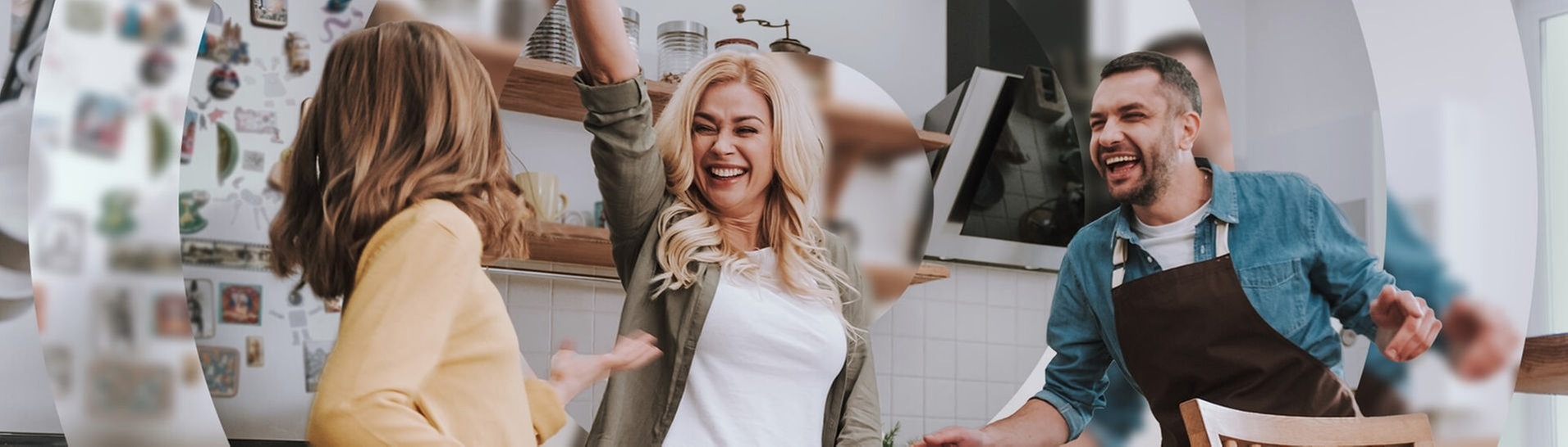 Junge Familie tanzt fröhlich durchs Wohnzimmer (Foto: Adobe Stock/Yakobchuk Olena)
