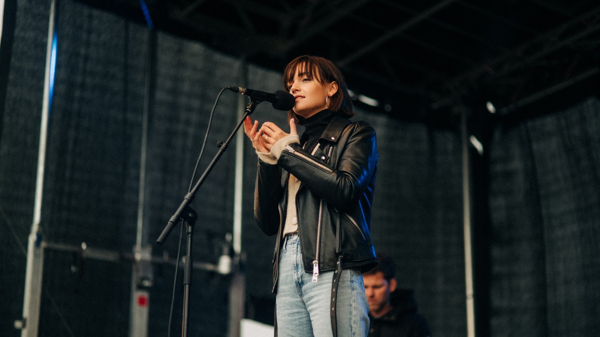 Lotte beim Schulhofkonzert an der Erbeskopf-Realschule plus in Thalfang (Foto: SWR3, Niko Neithardt)